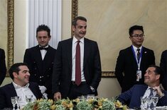 Κύριοι, πάψτε να οδηγείτε πολίτες στον Θάνατο! Επιτέλους, δώστε ένα τέλος στο δράμα του λαού, μιλάμε για Έλληνες!!! Και εσείς Μ.Μ.Ε των Σ/Κ τι άλλο κάνετε πέρα από το να χαϊδεύετε τα αυτιά τους και να λαϊκίζετε; ΝΤΡΟΠΗ!!!