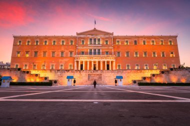 Ξεπερασμένοι πολιτικάντηδες, λαϊκιστές και τελικά εχθροί της χώρας!